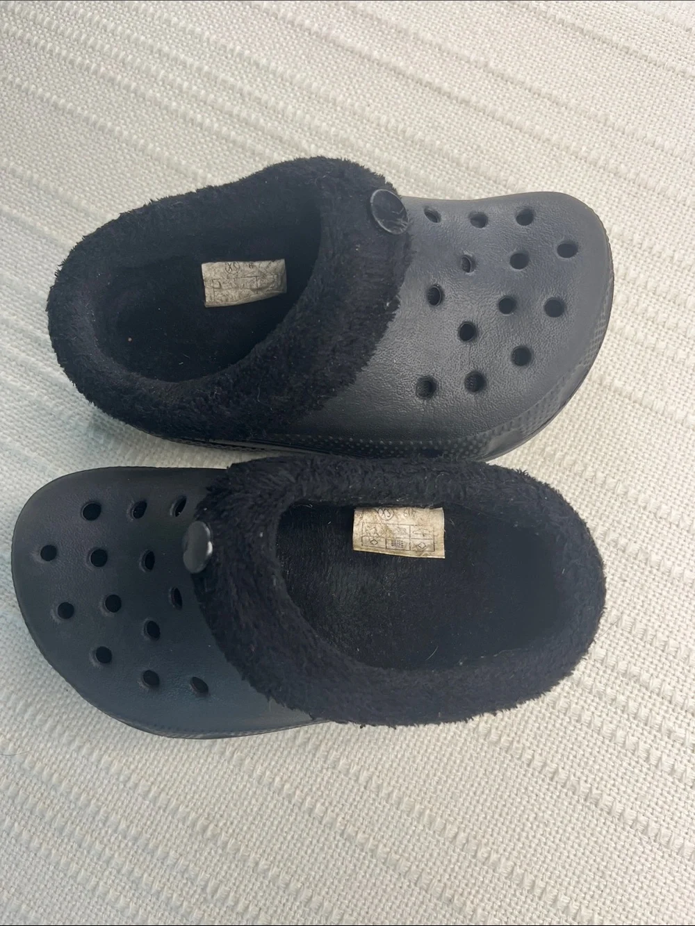 CROCS Kids Fleece-Lined Jibbitz Clog Slip-on Shoes, size XS baby/child 6-7 black